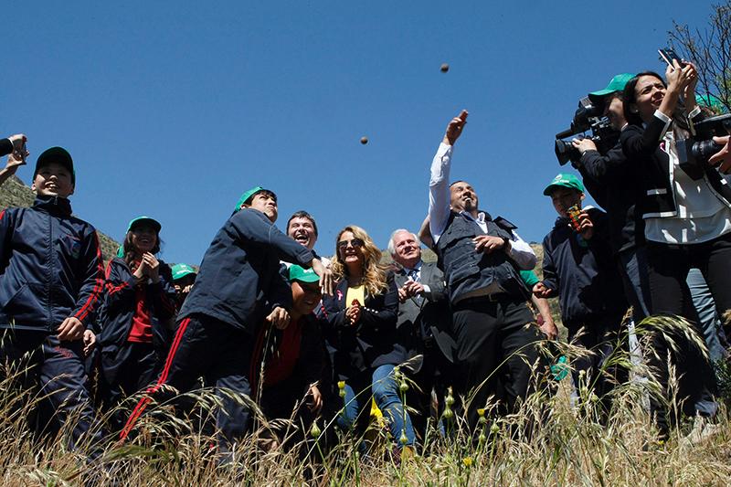 Durante la ceremonia de inauguración, se lanzaron bombas de semillas para reparar parte del daño que sufrió la zona.