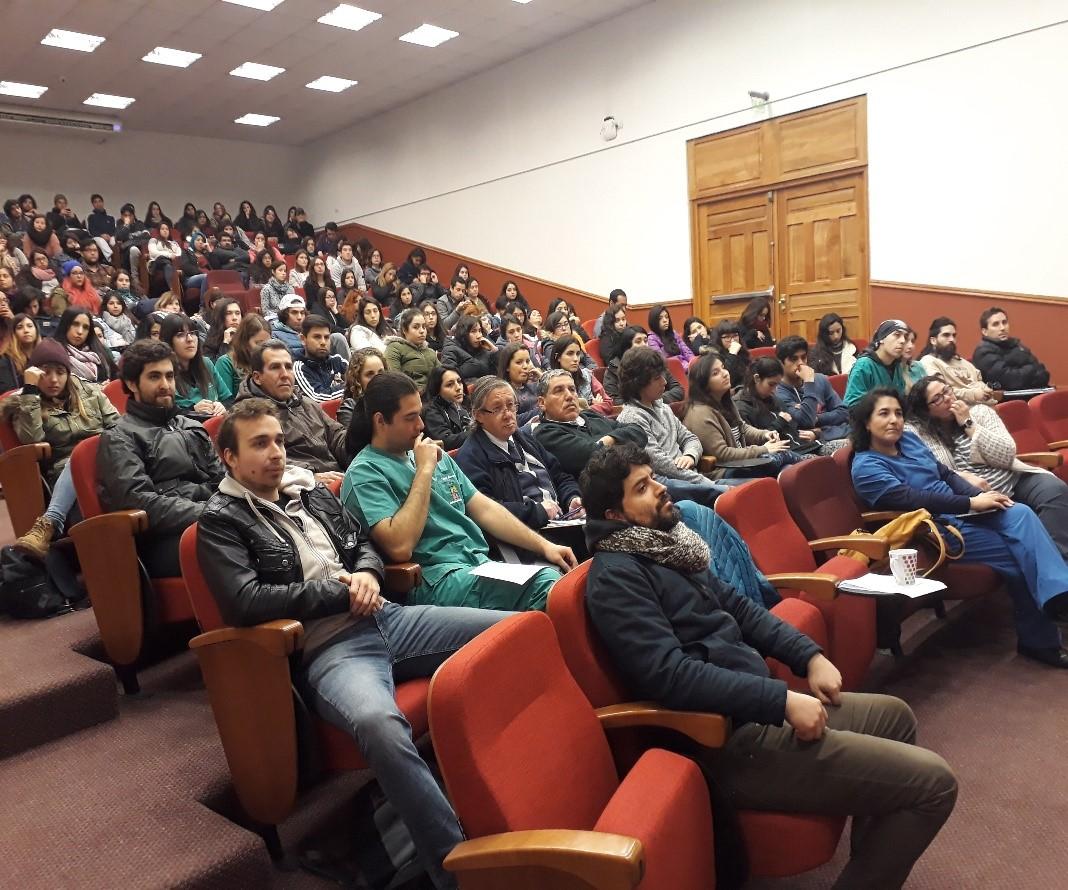 La actividad reunió a más de 160 estudiantes de la asignatura de Medicina, dentro de los cuáles 12 pertenecían a los 3 grupos premiados, quienes debían presentar su caso clínico.