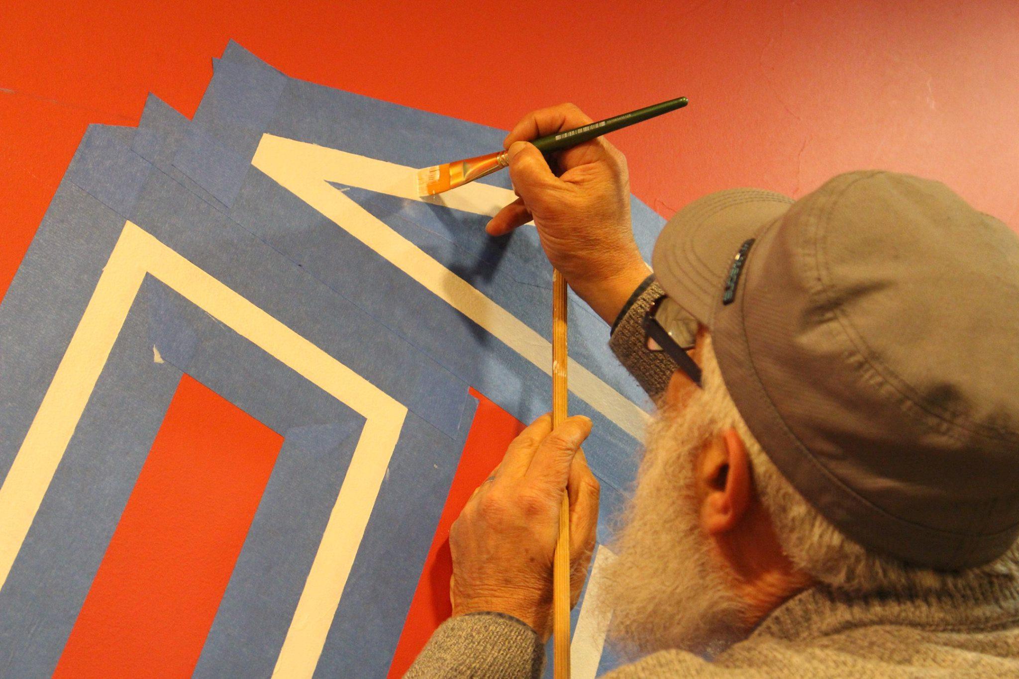 Profesor Hugo Rivera-Scott trabajando en el mural de la Biblioteca de Filosofía y Humanidades en el año 2015.