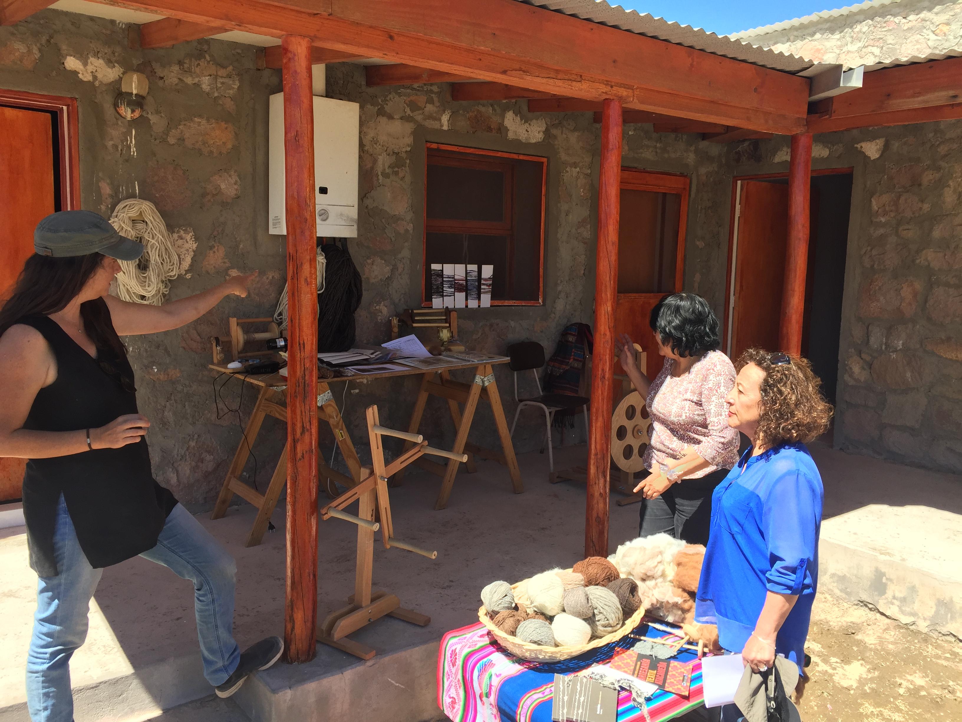 Las dependencias están habilitadas para el manejo ganadero, la obtención de productos derivados de la ganadería, principalmente para la obtención de hilados y textiles con raigambre cultural.