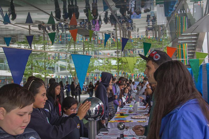 Ximena Póo, Dir. de Extensión de la Vicerrectoría de Extensión y Comunicaciones de la U. de Chile, destacó el compromiso de los profesores e incitó a los alumnos a seguir interesados en la ciencia.