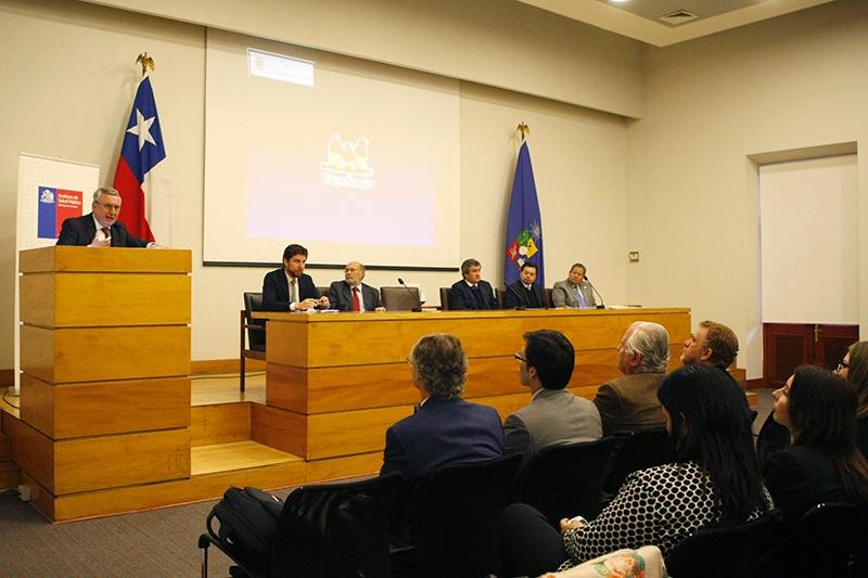 Alex Figueroa, director del ISP, destacó el rol de la medicina veterinaria para el buen funcionamiento de la economía, la salud y el ecosistema.