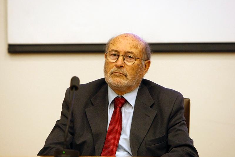 El académico Stanley Maloy de la Universidad de San Diego fue el encargado de iniciar las exposiciones del seminario.