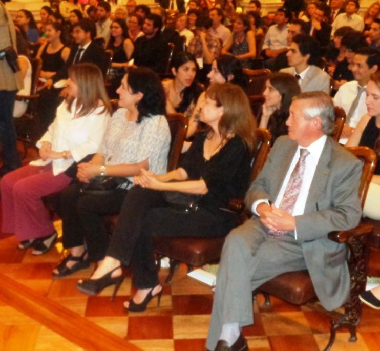 el Decano Santiago Urcelay, quien además felicitó a los alumnos y sus respectivas familias por el esfuerzo académico, económico y de apoyo que significaron los años de carrera universitaria.