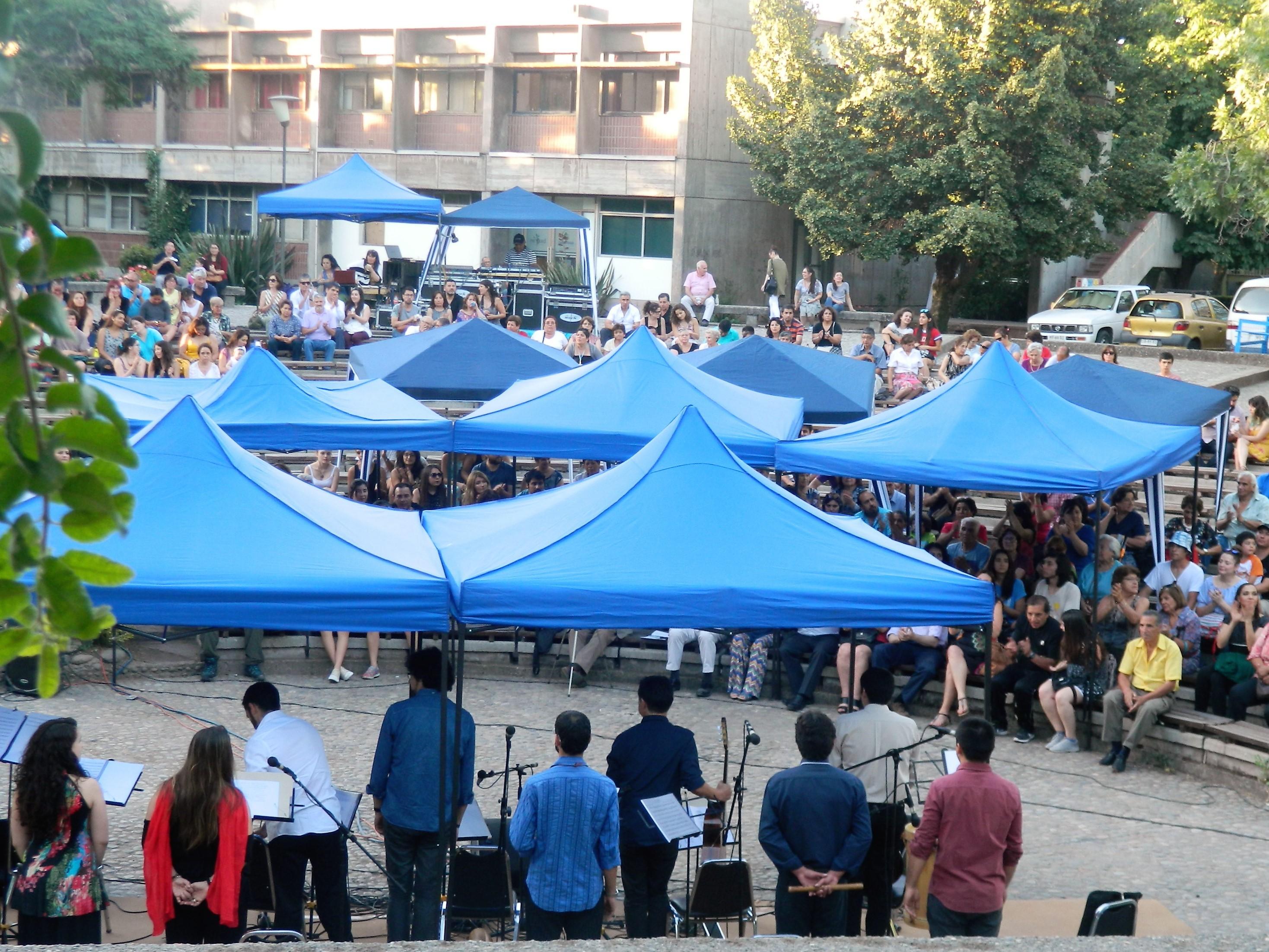 Ensamble Violeta de la Facultad de Artes, conformado por académicos, estudiantes, personal de colaboración y ex estudiantes (titulados) del Departamento de Música de la Facultad de Artes.