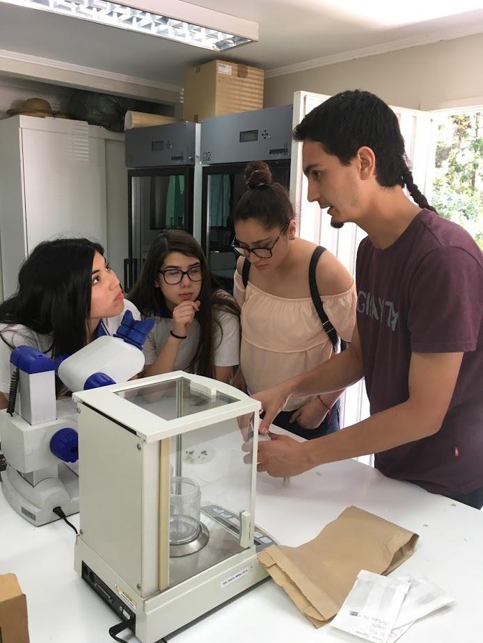 Tesistas que trabajan e investigan en el Laboratorio de Ecología de Ambientes Fragmentados de la Facultad de Ciencias Veterinarias y Pecuarias. 