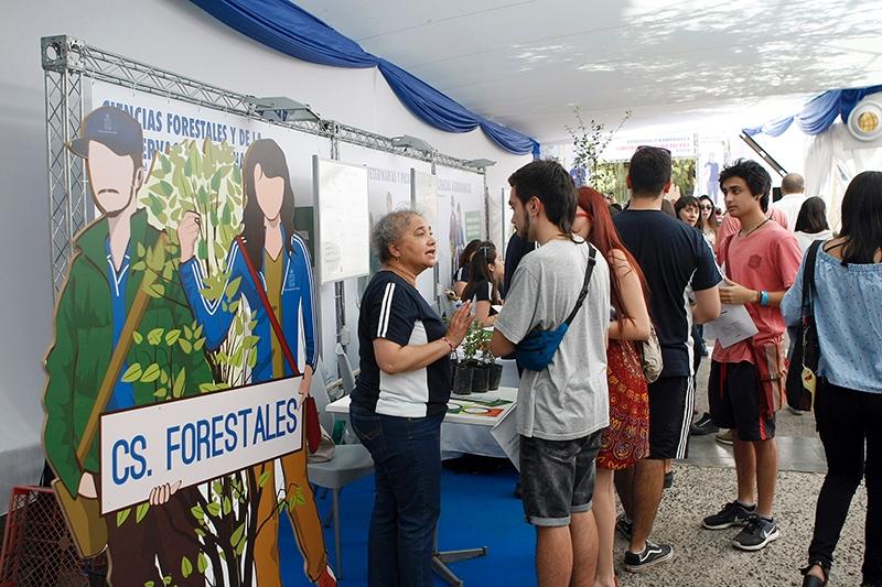 También participan académicos coin charlas temáticas. En la imagen el Prof. Pablo García de la facultad de Ciencias Forestales y Conservación de la Naturaleza. 