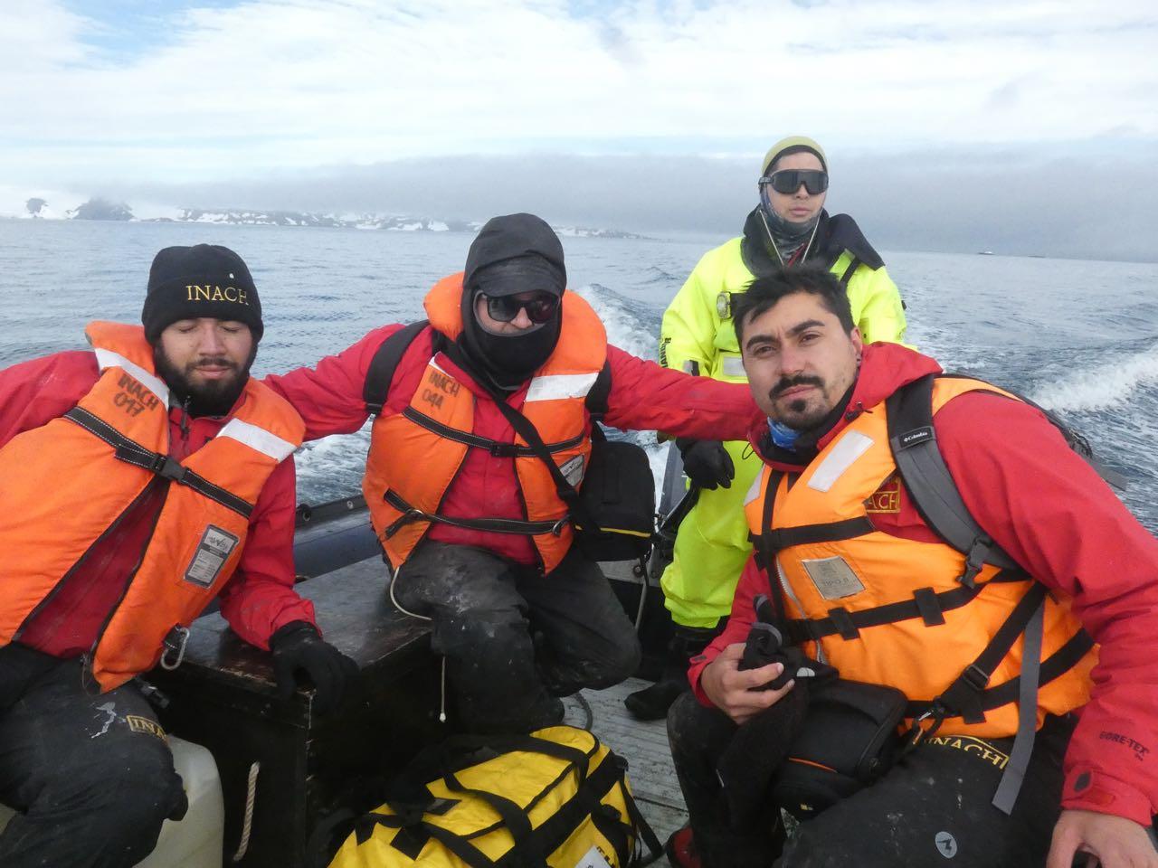 el Dr. Victor Neira y sus alumnos Dr. Juan Mena (Doctorado) y el Felipe Berrios, (Pregrado).