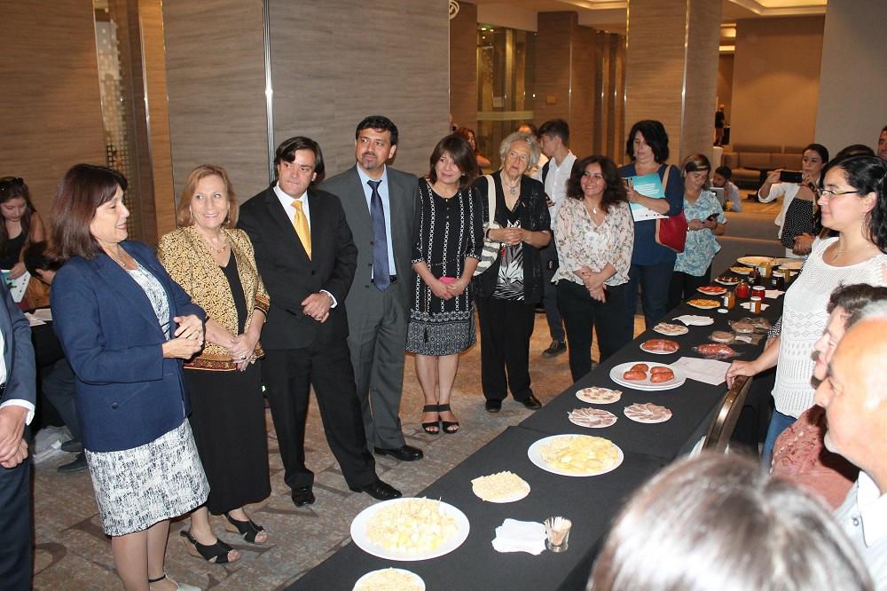 Carmen Castillo, Ministra de Salud compartió con los productores y degustó los productos desarrollados bajo el alero de este proyecto.  