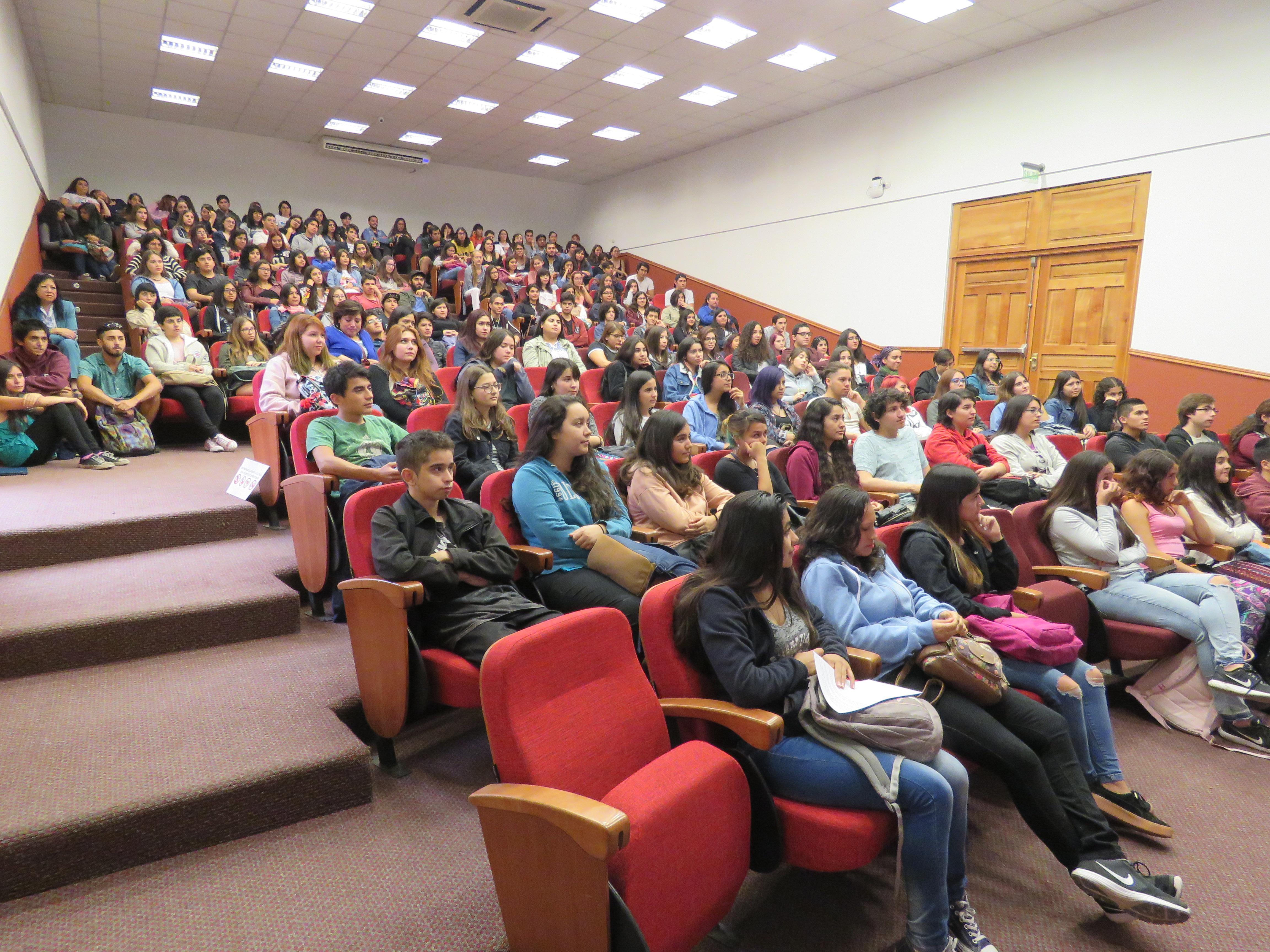 La Fac. de Ciencias Veterinarias y Pecuarias de la U. de Chile es la más antigua del país. Si bien existen 14 universidades que dictan la carrera, Favet es la única acreditada por el máximo de años.