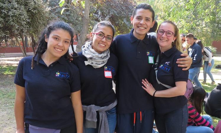 Estudiantes de años superiores y egresados, apoyaron a los alumnos de primer año en las actividades.