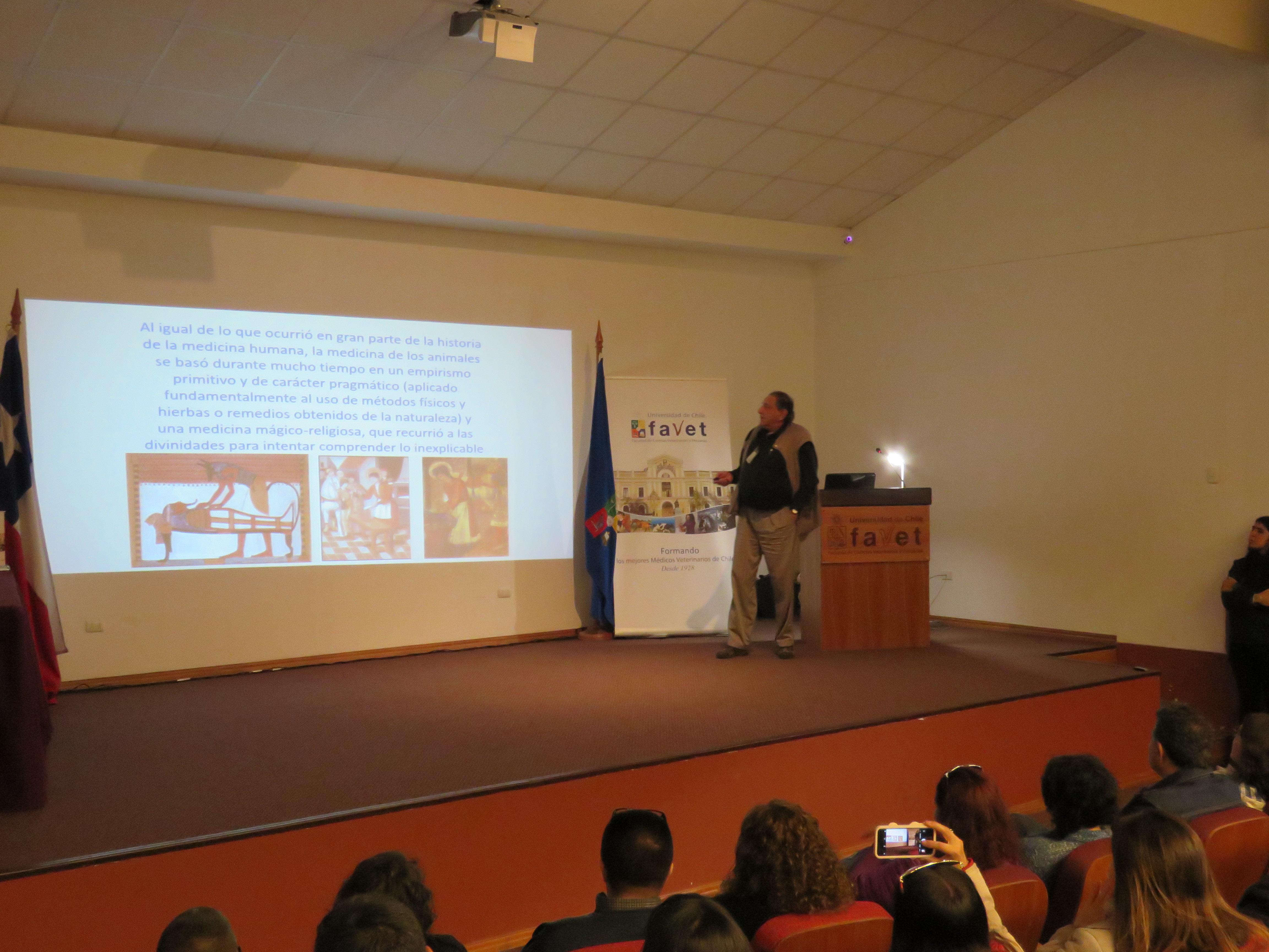 El Profesor y Director de Investigación de Favet, Dr. José Luis Arias, dictó una charla sobre la historia de la medicina veterinaria. 