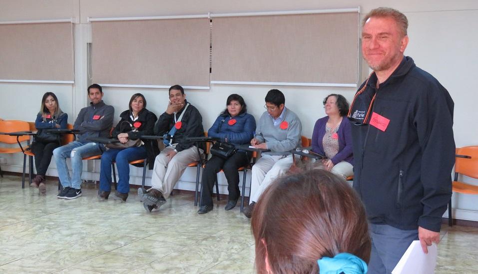 Los familiares se dividieron en grupos y pudieron dialogar con los profesores. En la imagen el profesor Dr. Fernando Fredes. 