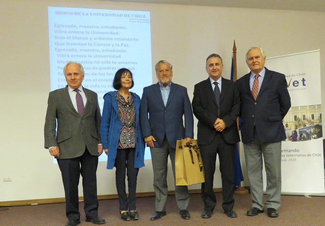 Durante la Ceremonia se hizo entrega del Diploma de Excelencia a los cinco mejores puntajes de ingreso de la Carrera de Medicina Veterinaria de cada año.