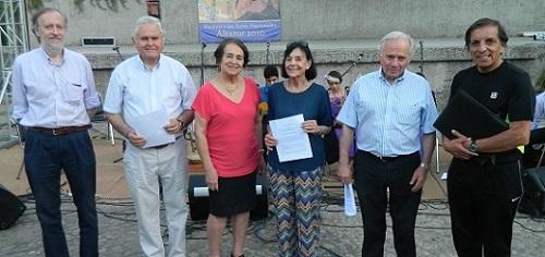 El Decano Coordinador Santiago Urcelay hizo entrega de un presente por su charla a la Secretaria Ejecutiva de Achipia Nuri Grass.