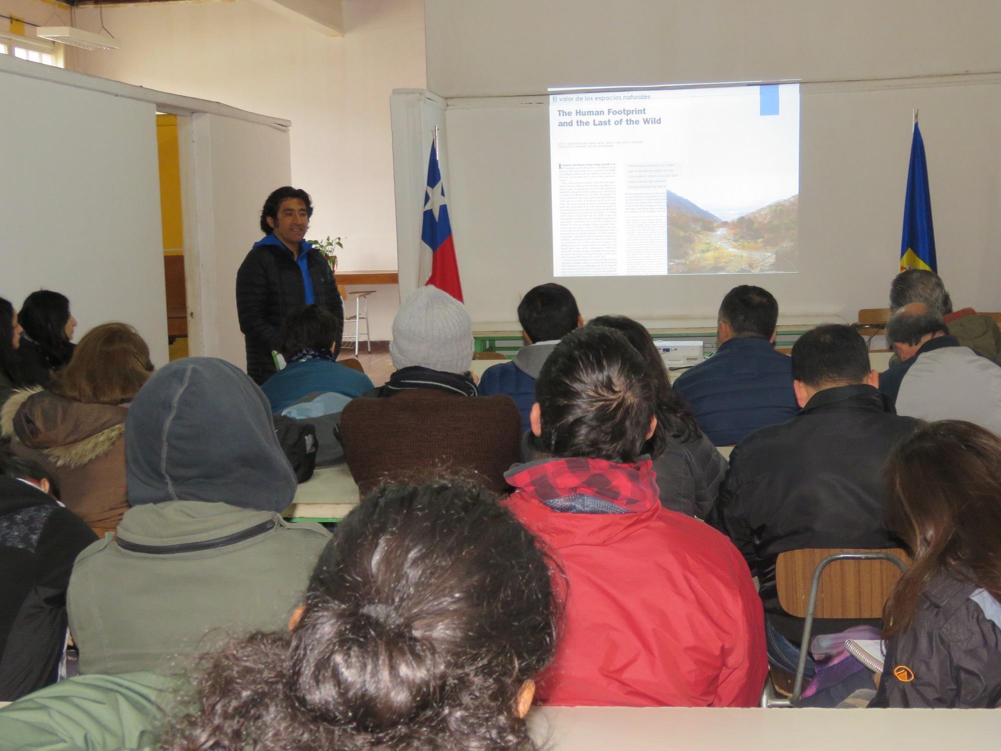 El Profesor Gabriel Lobos está a cargo de la restauración de fauna en la Quebrada de la Plata. Los participantes del seminario visitaron el Santuario para ver los avances en la restauración.