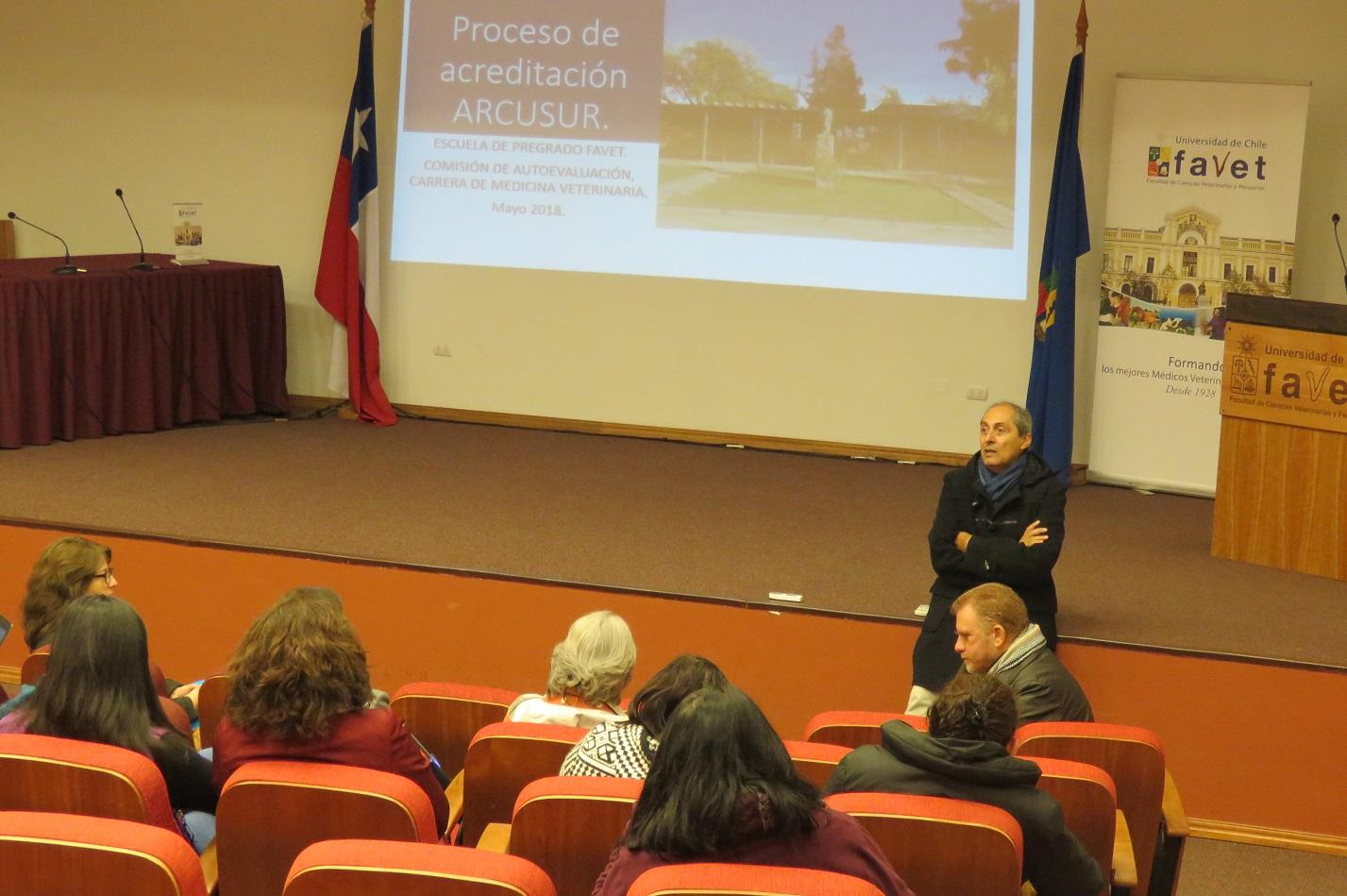 Durante la jornada el Director de Escuela junto a la Comisión de Autoevaluación respondieron las diversas consultas de los participantes. 