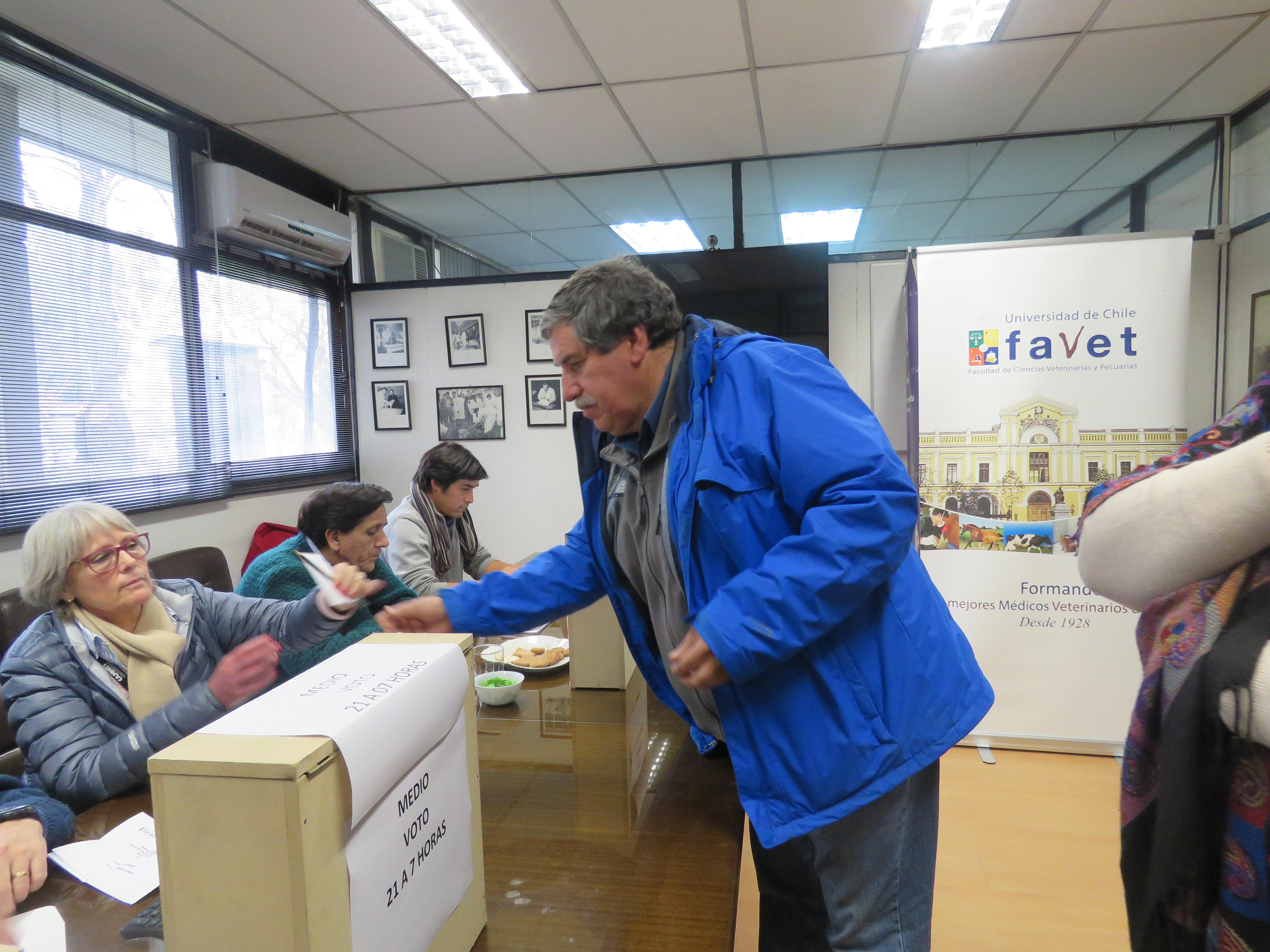 El universo total de académicos habilitados para votar fueron 76 y emitieron su voto 73, alcanzando más del 95% de participación.