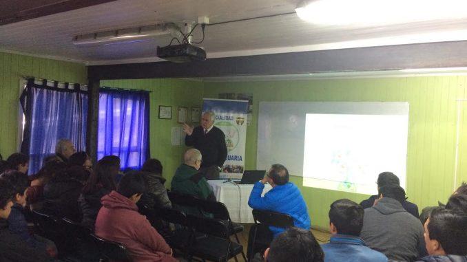 El Decano Urcelay realizó una charla de divulgación para profesores y estudiantes del Liceo Insular de Achao,también estuvieron presentes técnicos y profesionales de servicios públicos.