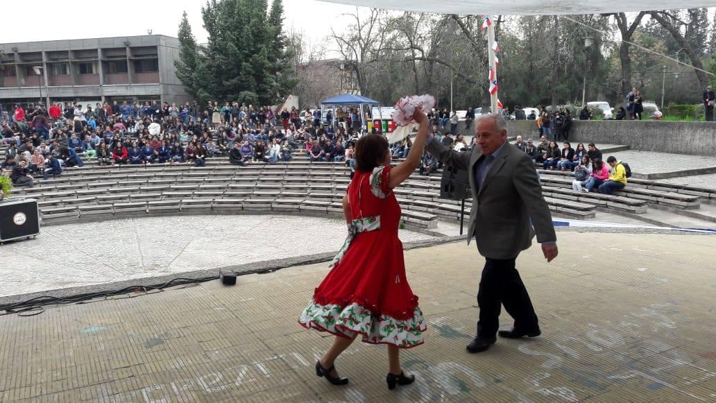 Las autoridades, estudiantes y funcionarios compartieron el tradicional cacho de chicha. Un rito que nace en 1948 en la Parada Militar de la época.