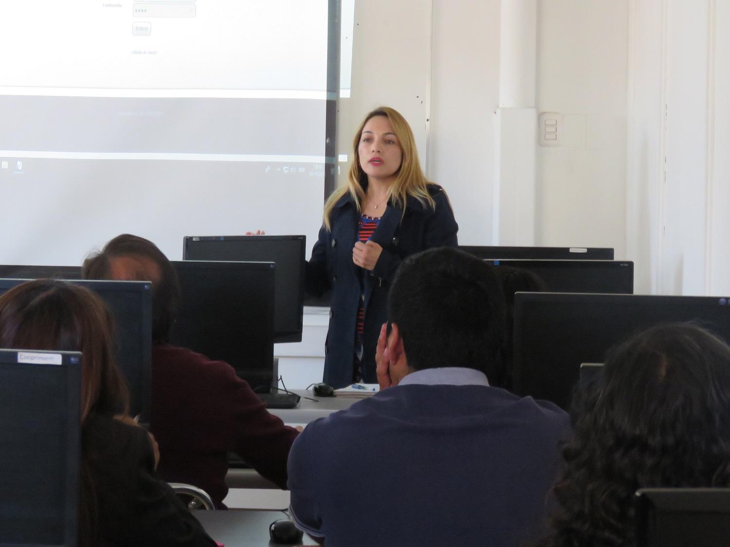 La Directora Económica y Admnistrativa, Sra. Roxana Payacán, dio a conocer la plataforma y el uso de ésta.