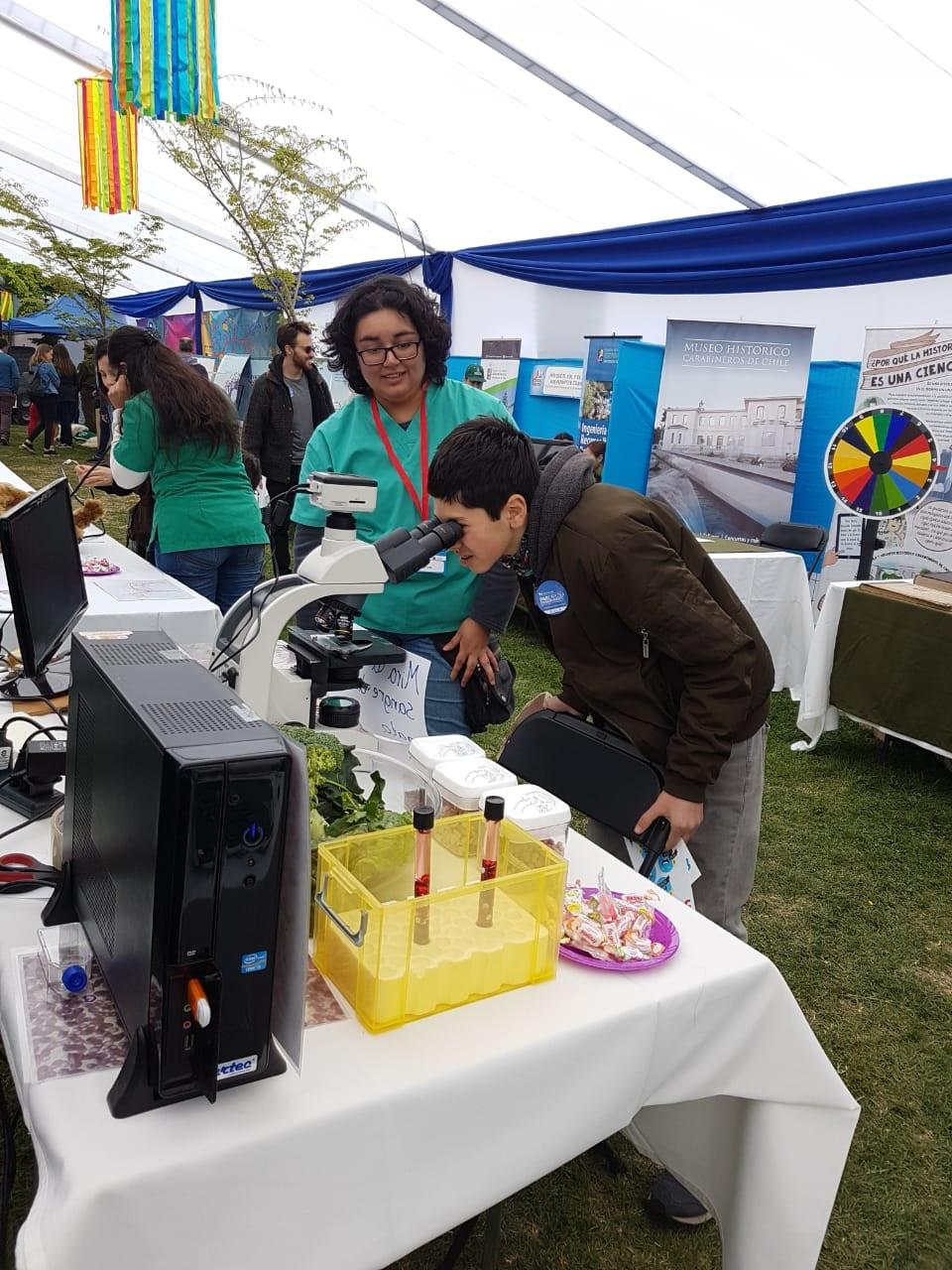 El stand de Favet suscitó mucho interés ya que se contaba con una diversidad de herrmientas de investigación y observación, además del profesionalismo y gentileza de estudiantes y académicos. 