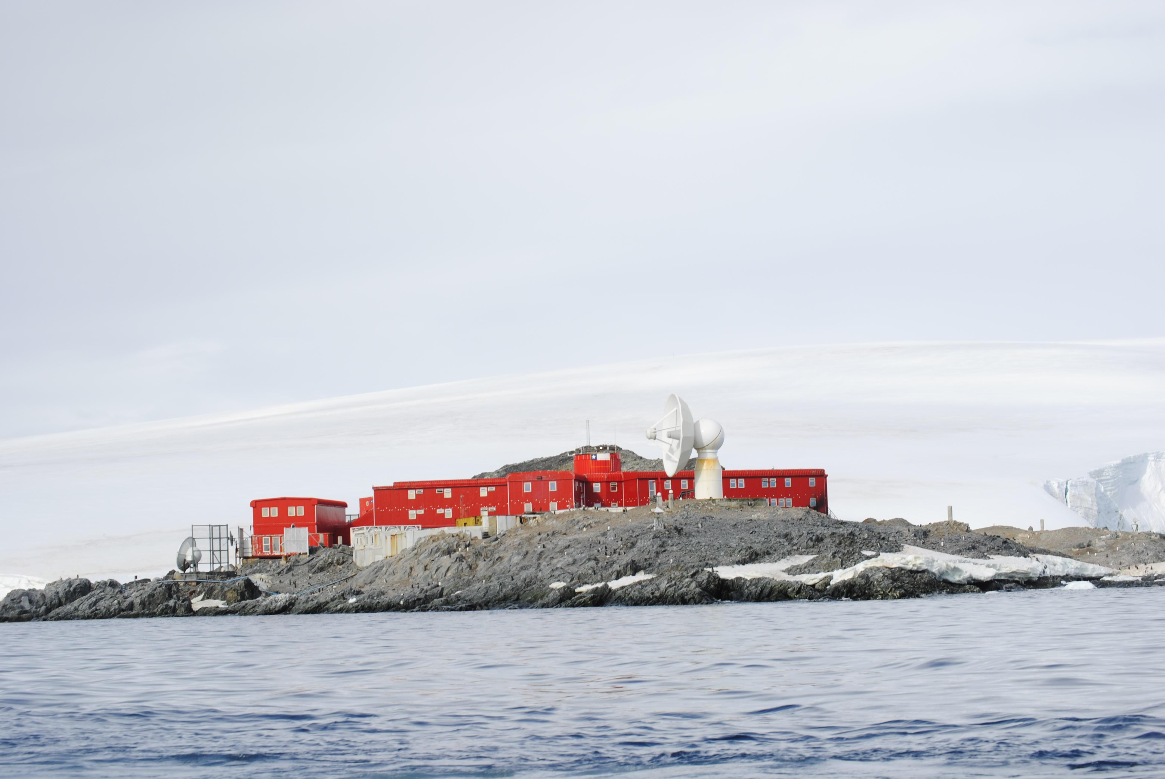 Con una dotación de 150 marinos, movilizarán a más de 200 científicos en el norte de la península antártica para desarrollar investigaciones en campo.