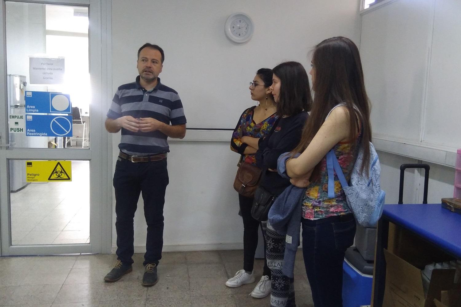 En el Laboratorio de Inocuidad Alimentaria (LIA),pudieron conversar sobre salud pública e inocuidad de los alimentos con la Dra. Lisette Lapierre.