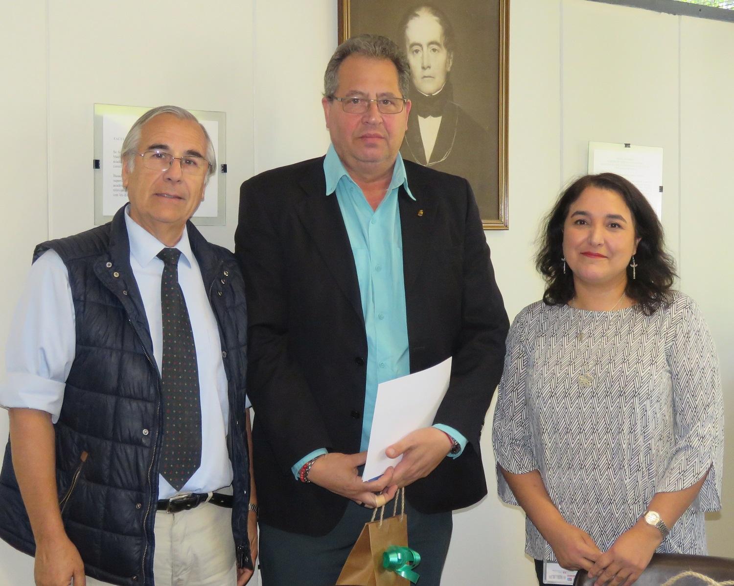 El Profesor Olivares junto a su padre y al Decano Mario Maino.