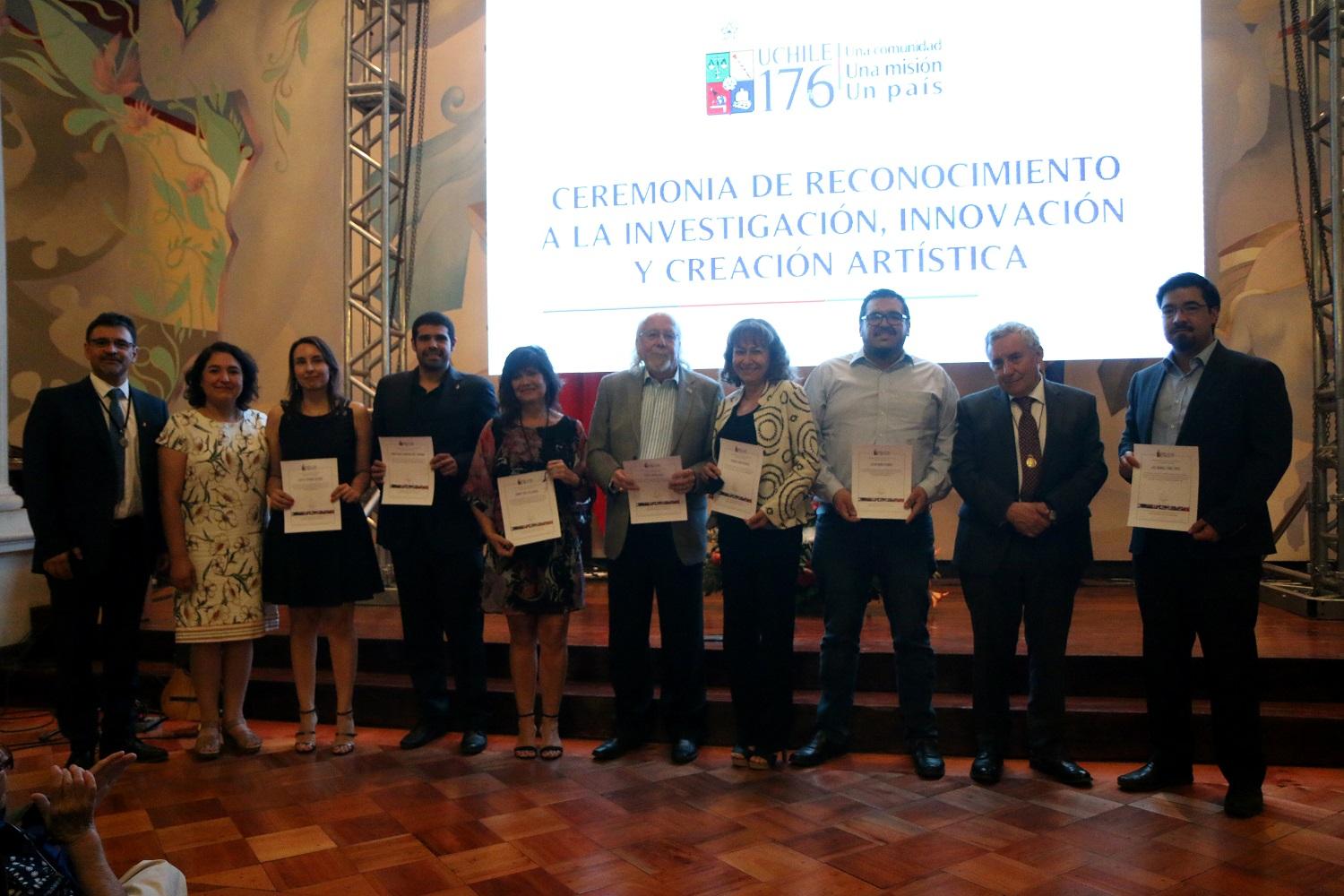 Los académicos Lisette Lapierre, Christopher Hamilton-West,  Audrey Grez, Pedro Cattan, Consuelo Borie, Víctor Neira y José Manuel Yáñez junto a las autoridades de la Facultad y centrales.