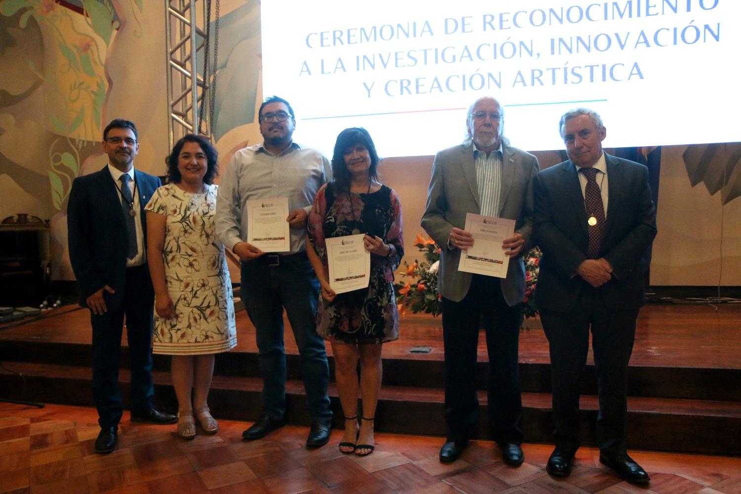 El Profesor Víctor Neira junto a la académica Audrey Grez y el académico Pedro Cattan, acompañados de las autoridades.