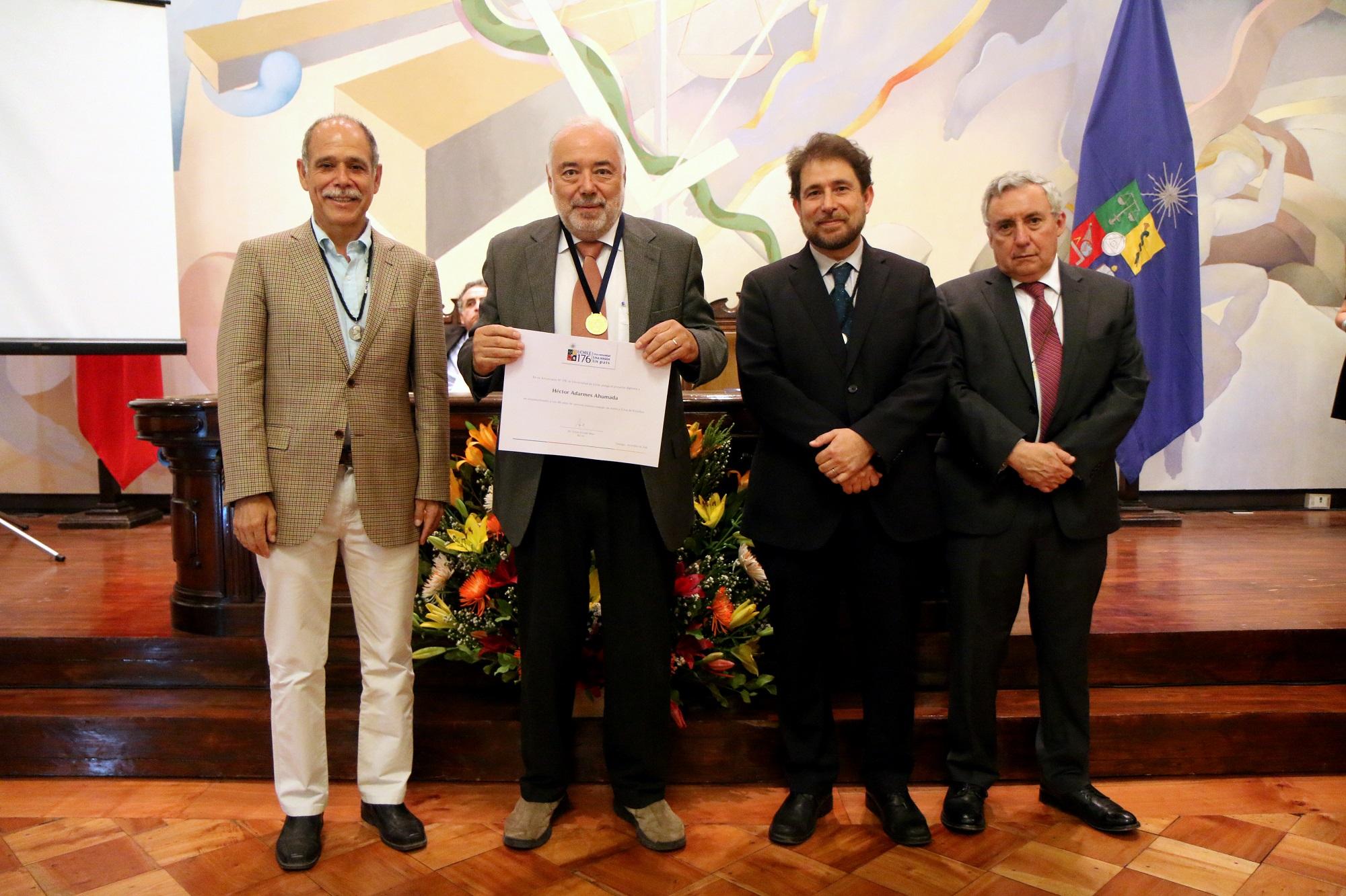 Acompañaron al Profesor Héctor Adarmes, los vicerrectores Juan Cortés y Daniel Hojman, así como el Rector Ennio Vivaldi.