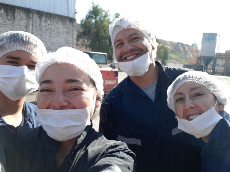 Muestreo en planta faenadora en la RM. Sr. Fernando Sánchez, estudiante de Magíster, Sra. Beatriz Escobar, Personal Técnico del Proyecto, Dr. Nicolás Galarce, Investigador Responsable.