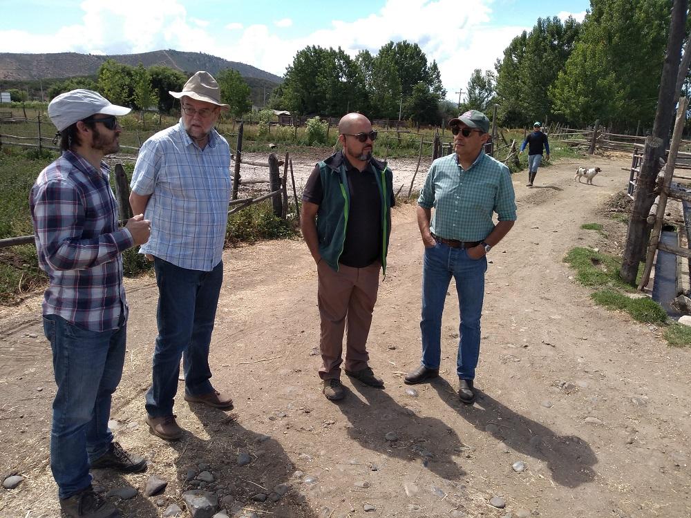 Junto a profesionales de FAVET (Pedro Ábalos y Patricio Retamal) y del SAG (Nicolás Valdivieso y Jaime Figueroa), también estuvo visitando algunos planteles lecheros en que se está aplicando la vacuna