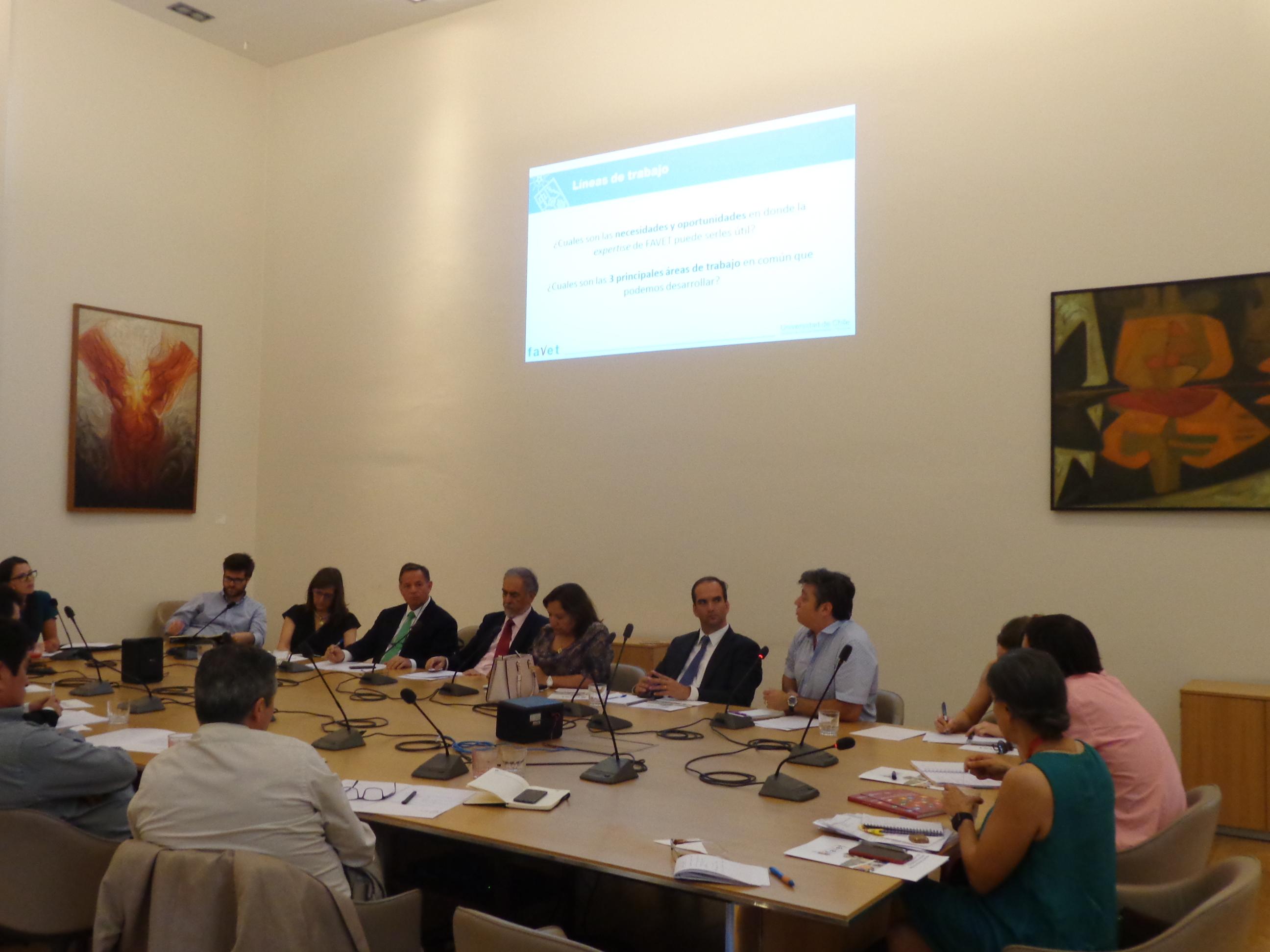 La reunión se realizó el lunes 17 de diciembre en la Sala de Rectoría de la Casa Central de la Universidad de Chile. 