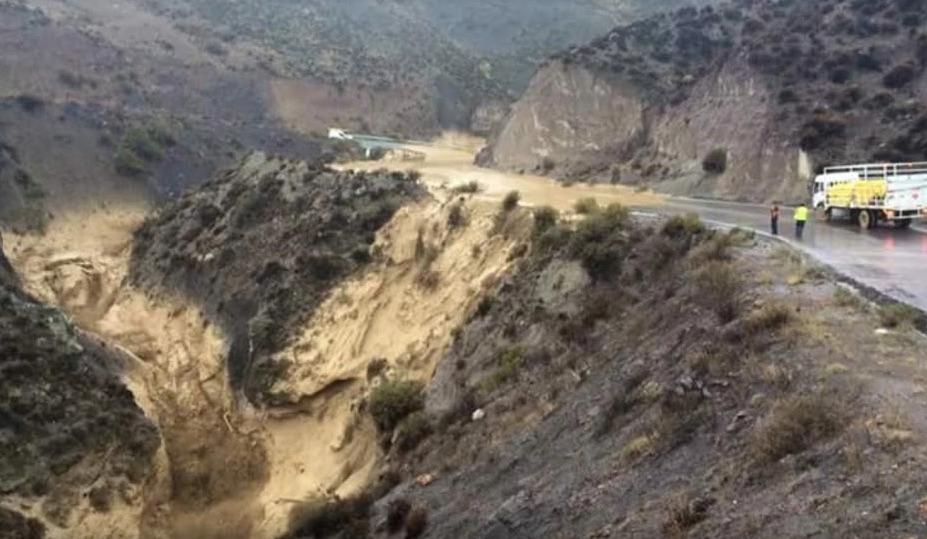 Las fuertes lluvias en el Norte Grande generaron desbordes de ríos y canales, cortando caminos y más de 20 rutas principales de la zona. 