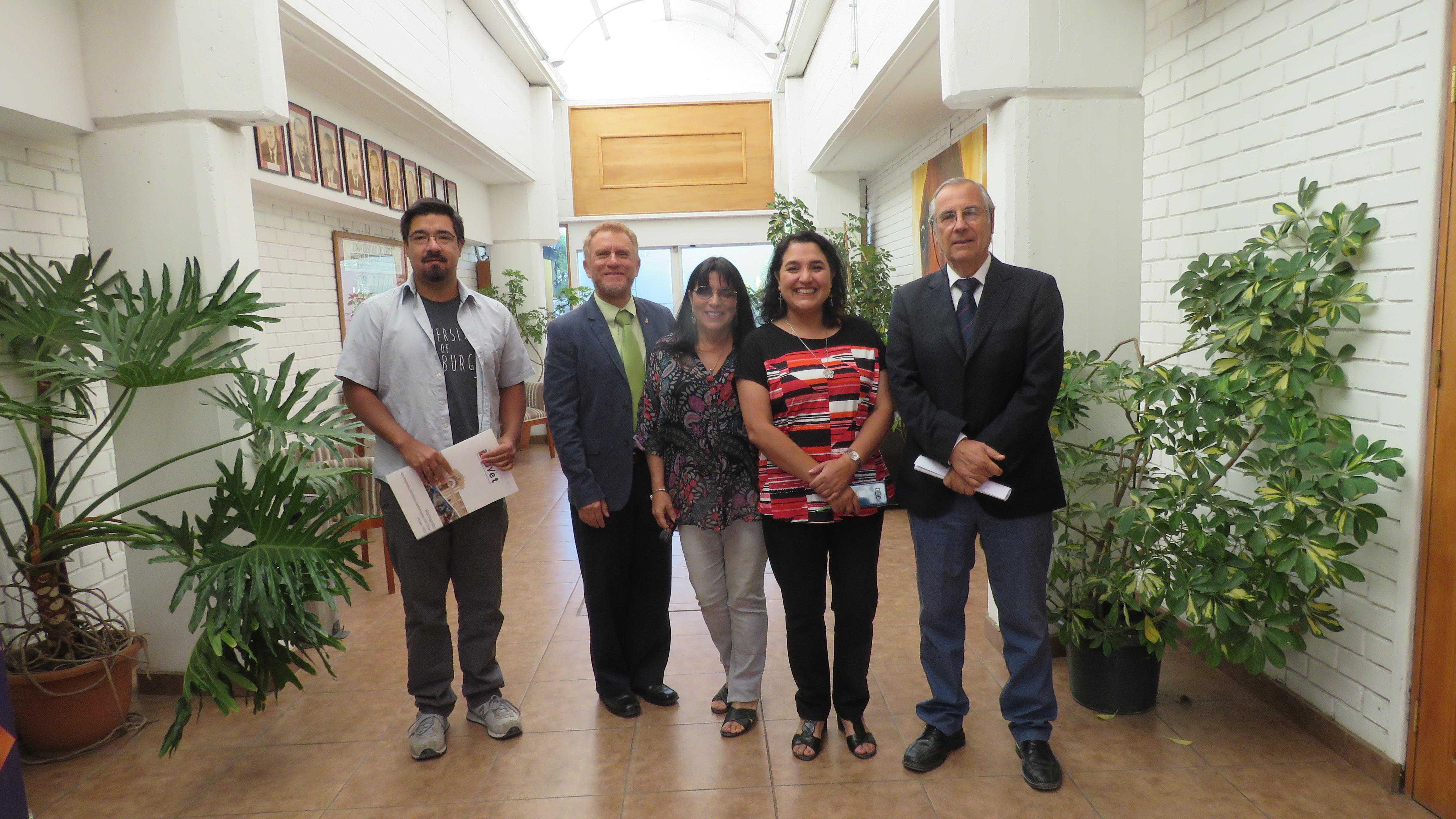 Participaron el Director de Investigación, Dr. José Manuel Yañez, el Vicedecano Fernando Fredes, la Dra. Alicia Valdés y el Decano Mario Maino, entre otros directivos y académicos.