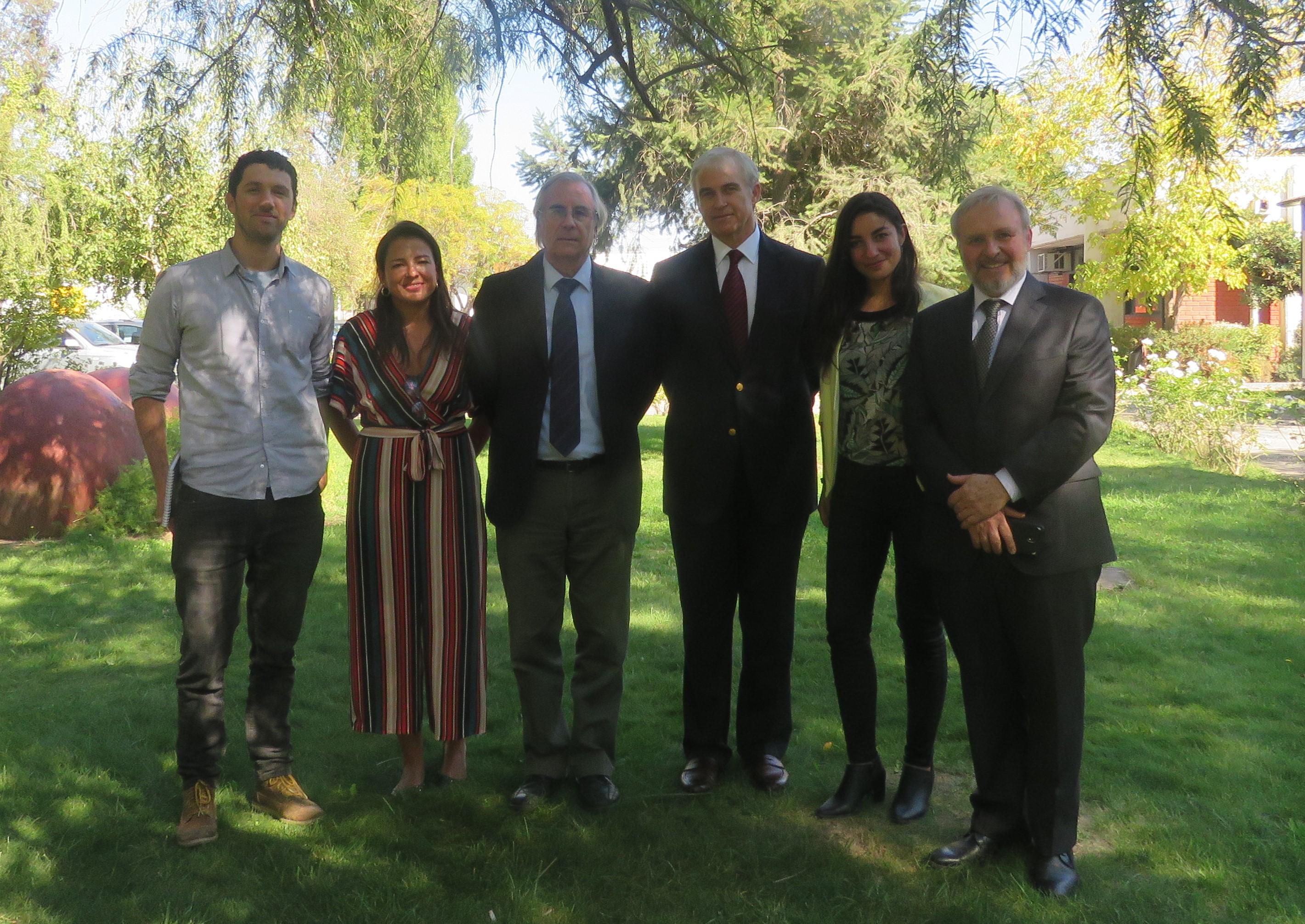 El médico veterinario Francisco Lagos, la Dra. Javiera Cornejo, el Decano Mario Maino, el Gerente Comercial Fernando Guarda, la ejecutiva Liza Mardones y el Director Técnico Hernán Briones. 