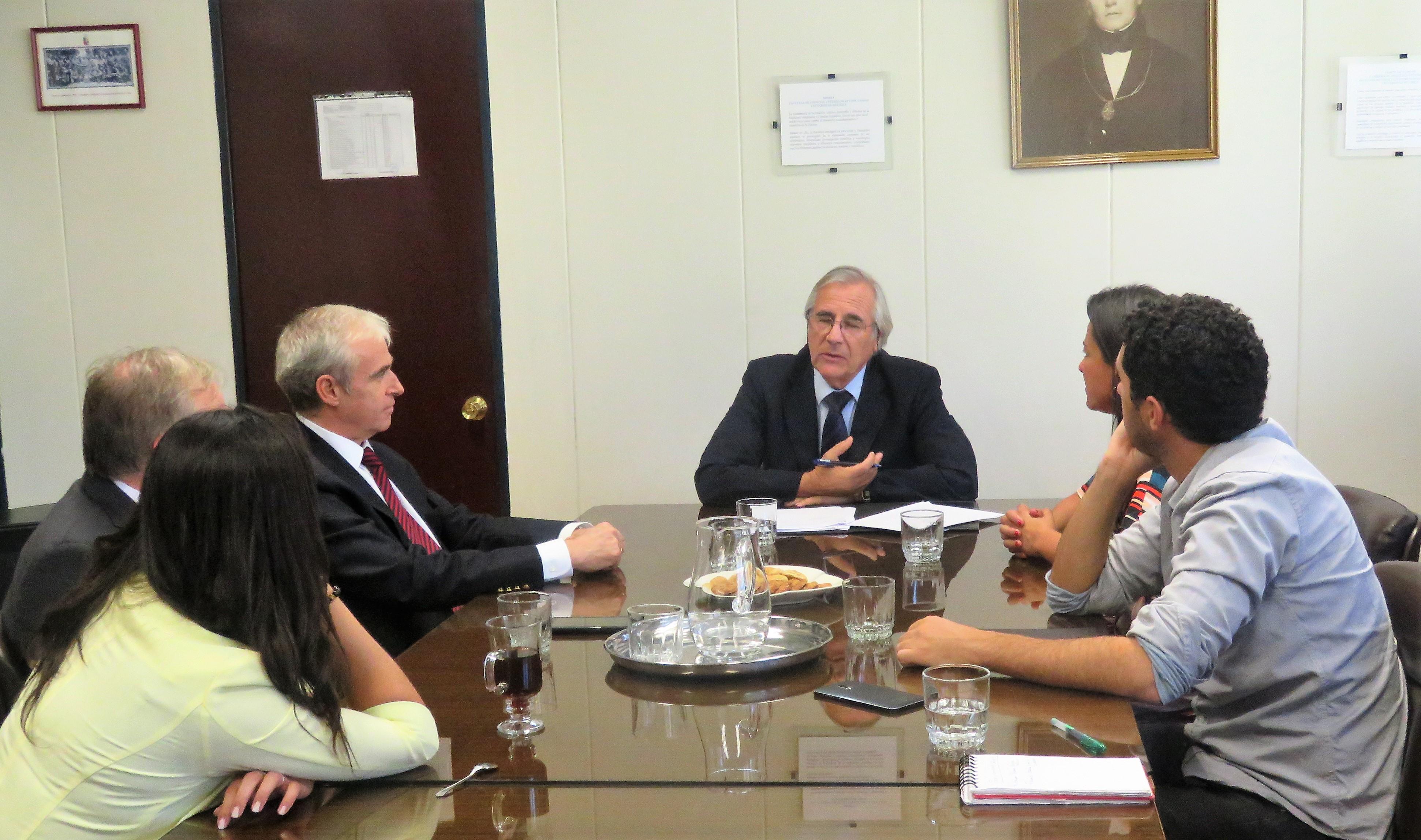 El Decano Mario Maino, enfatizó en la brecha que aún existe entre el quehacer de la academia y el quehacer de la industria. Por lo que, este convenio es muy favorable para la labor de Favet.