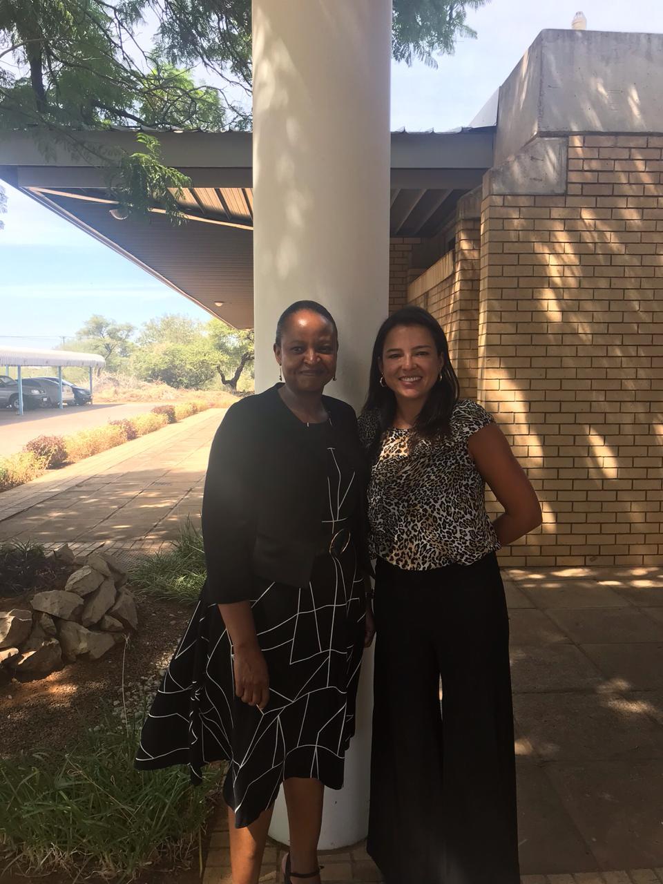 La Dra Javiera Cornejo junto a la Directora de Botswana National Veterinary Pharmacology.