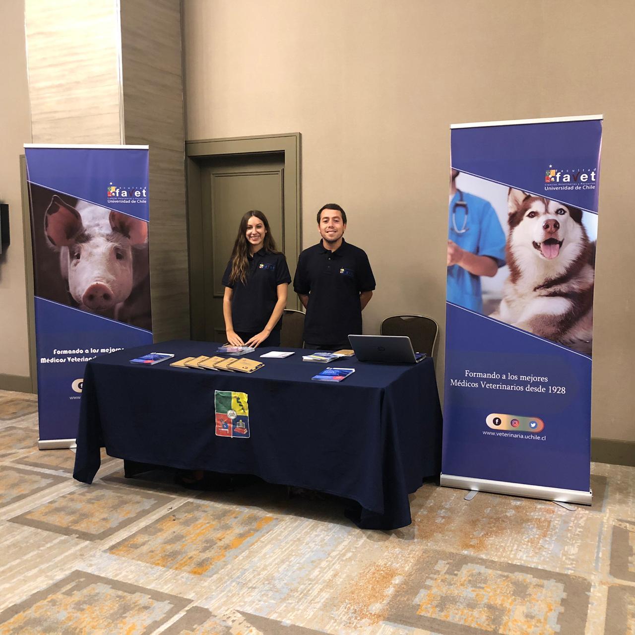 El stand de la Facultad de Ciencias Veterinarias y Pecuarias en el evento, atendido por estudiantes de medicina veterinaria. 