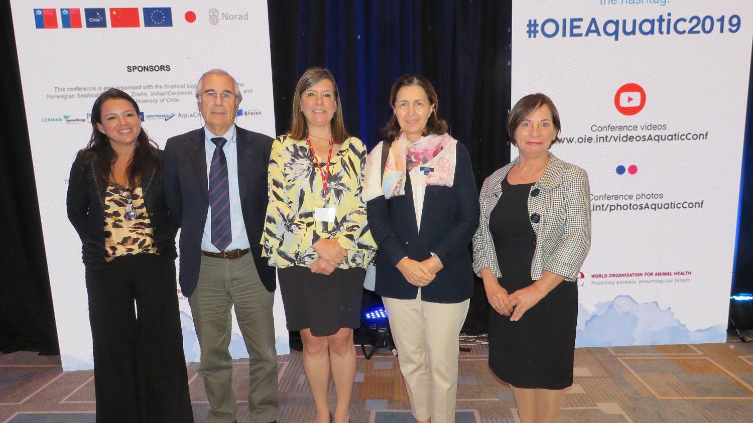 La Dra. Javiera Cornejo, el Decano Mario Maino, Dra. Alicia Gallardo, Dra. Monique Eloit y la Dra. Betty San Martín. 