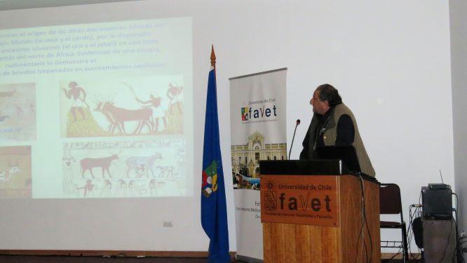 El Profesor Dr. José Luis Arias dictó la charla sobre la historia de la medicina veterinaria.