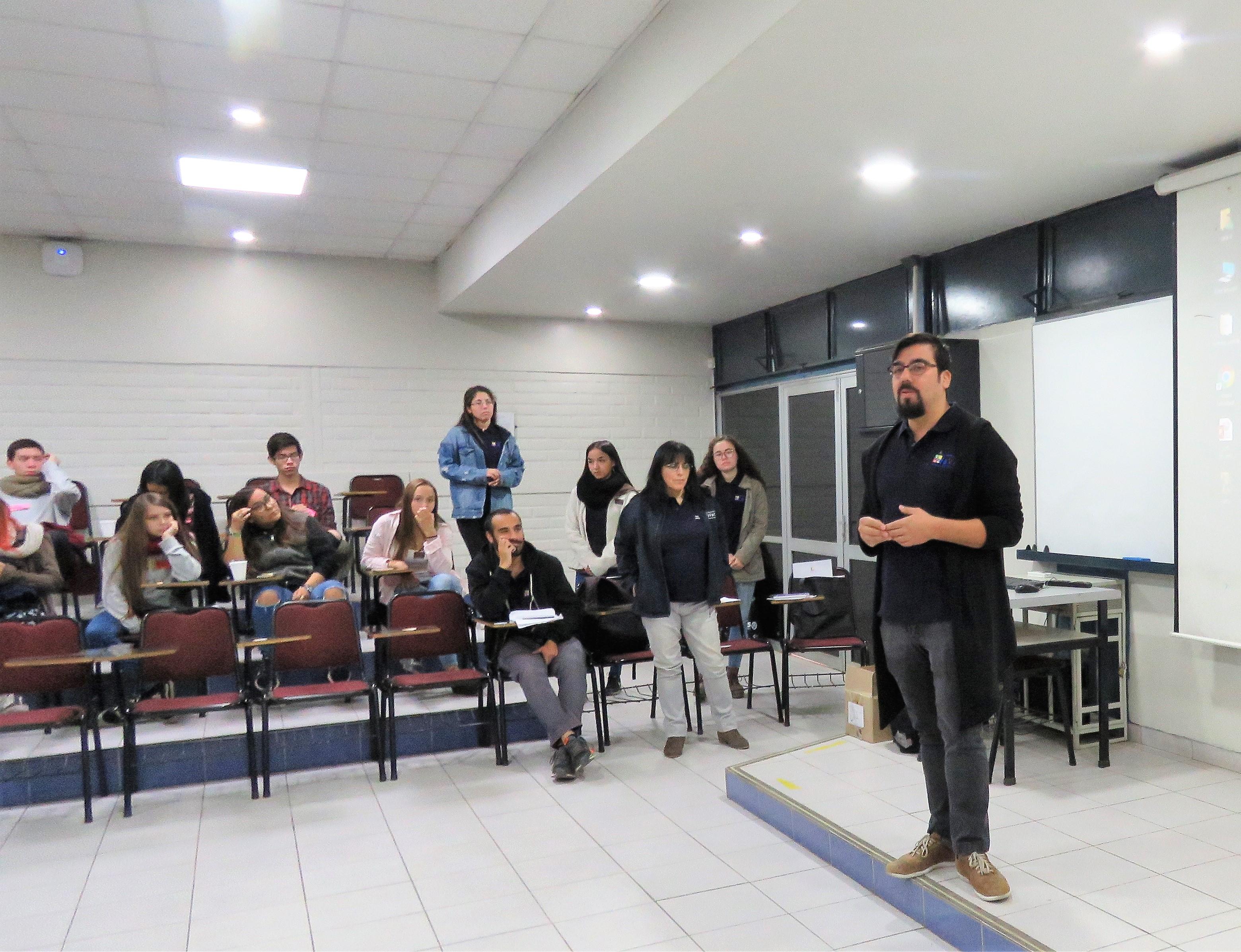 Los estudiantes se reunieron  paralelamente para poder abordar temáticas relacionadas con su vida universitaria. En la imagen junto a Carlos Caamaño del CEACS