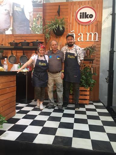 Con los dueños del restaurante La Salvación quienes prepararon lengua de cordero asada en la cocina de trasvasije.