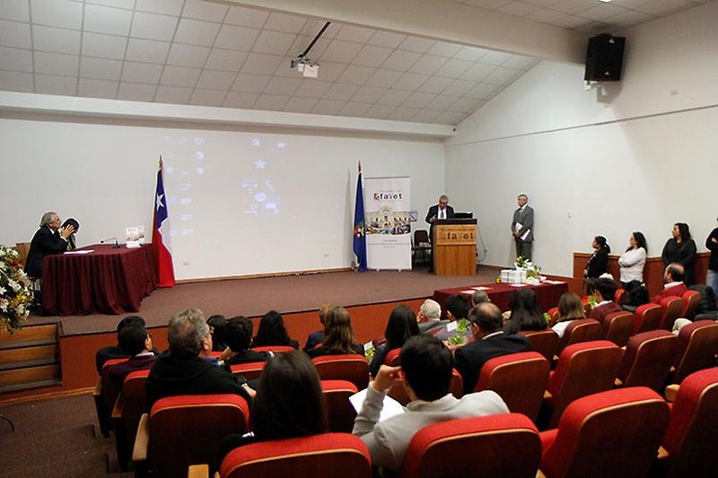 El rector Ennio Vivaldi destacó en sus palabras el importante rol que ha cumplido la facultad desde su creación en 1928.