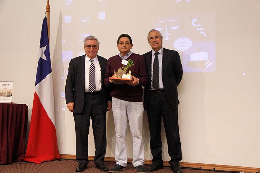 En la ceremonia se homenajeó a personas con 30 años de servicio universitario y a funcionarios retirados. En la imagen, el Sr. Olaf Trollund.