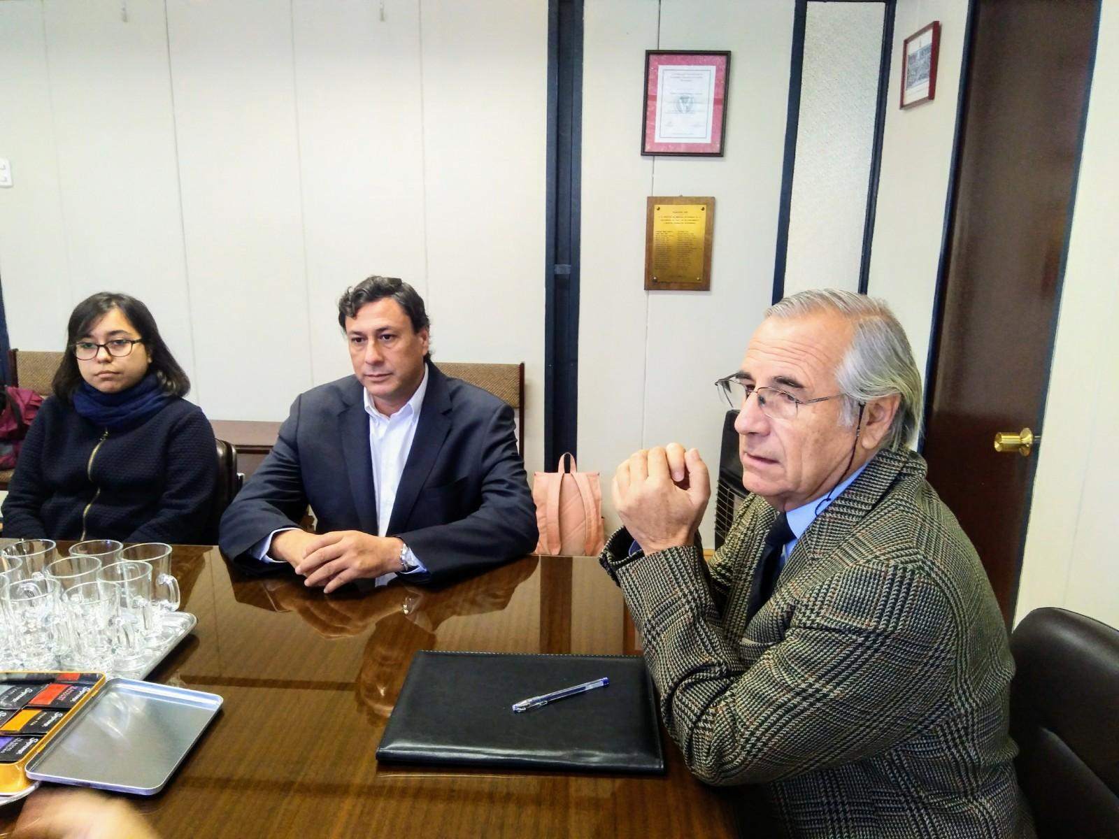 La estudiante María Ignacia Muñoz, junto al edil de la comuna de El Monte Francisco Gómez y el Decano de Favet, Dr. Mario Maino.