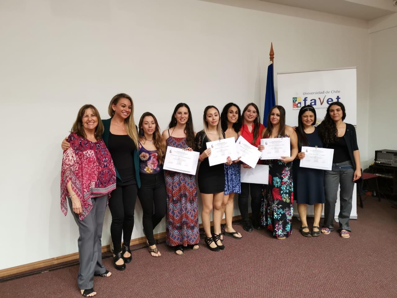 Egresadas del Diploma de Postítulo Medicina del Gato Doméstico, junto con la Dra. Loreto Muñoz, directora de este programa.