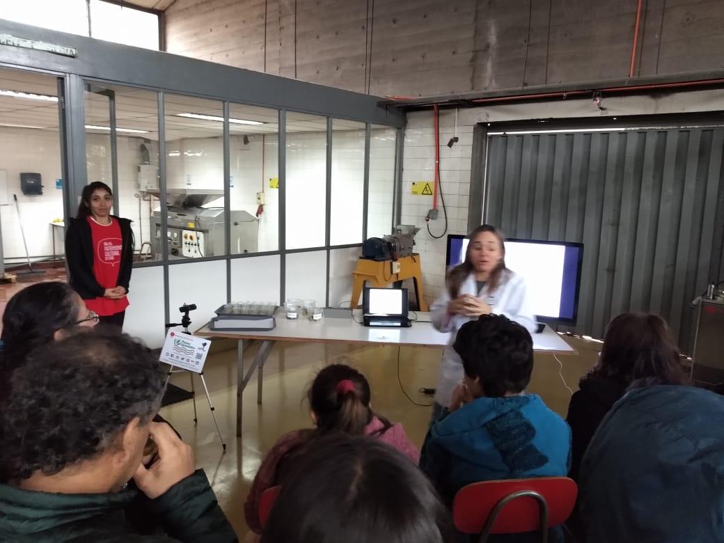 Se realizó el taller de elaboración de aceite de oliva, dictado por la Directora de Extensión, Dra. Maria de la Luz Hurtado.